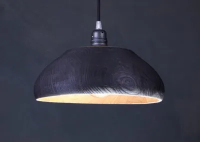 luminaire en bois brûlé