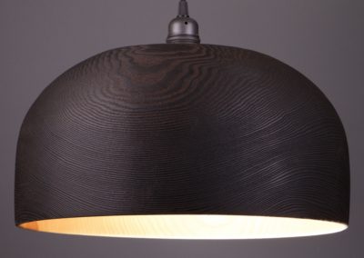 luminaire suspendu en bois brûlé