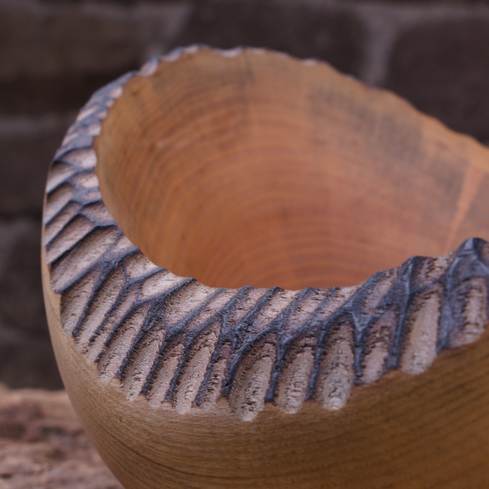 Grand bol à bord naturel en frêne massif sculpté – Image 4