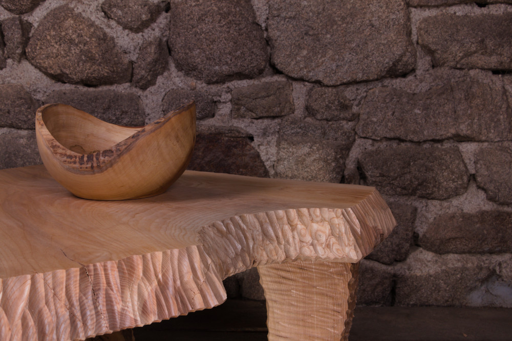 Table basse Wabi-Sabi en frêne massif sculpté – Image 6